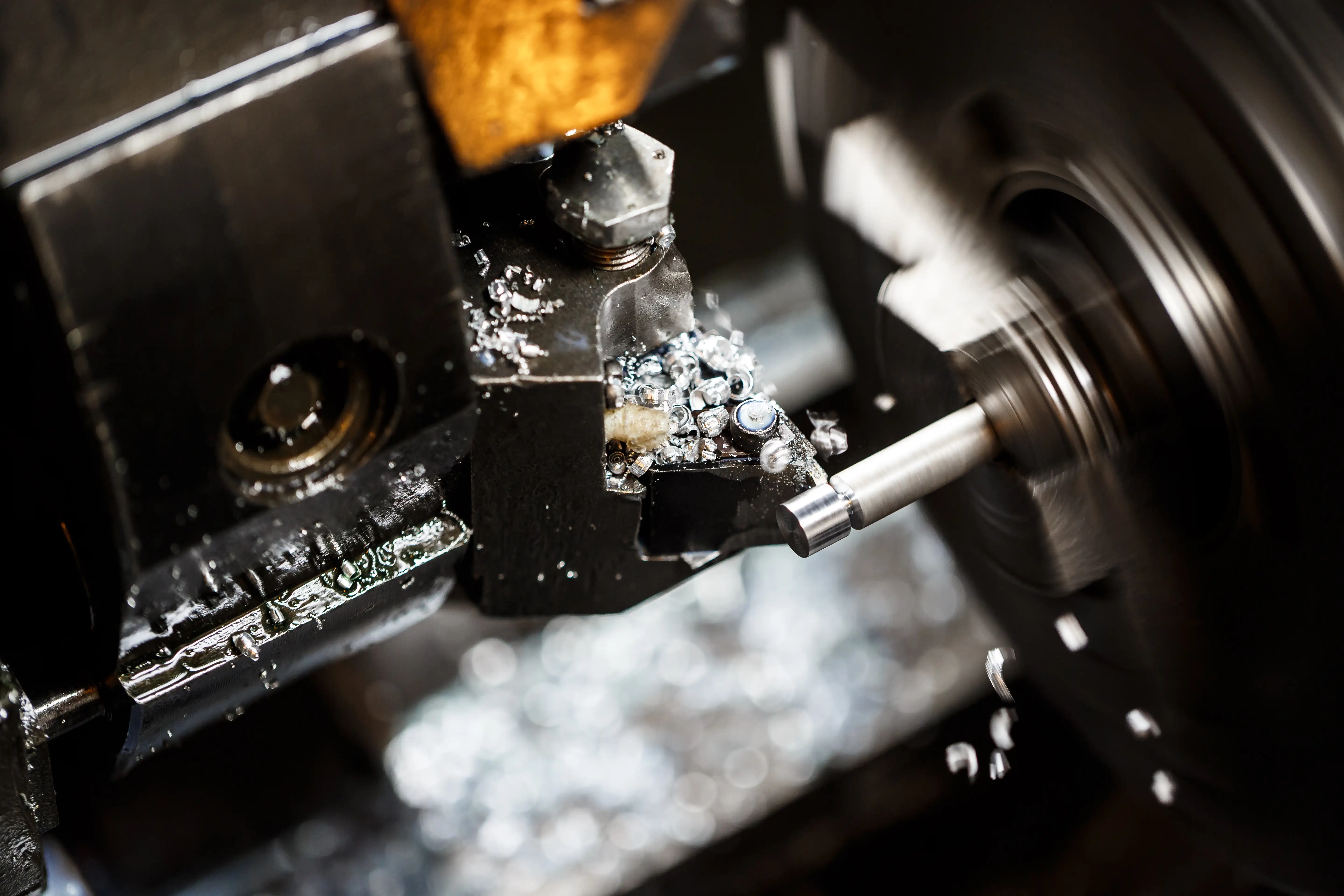 دستگاه تراش CNC (Computer Numerical Control Lathe) یکی از پرکاربردترین ماشین‌ابزارهای صنعتی است که با استفاده از کنترل عددی کامپیوتری، فرآیند تراشکاری را به‌صورت خودکار و دقیق انجام می‌دهد. 